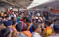 सूरत रेलवे स्टेशन पर बेकाबू हुई भीड़, बिहार जाने वाली ट्रेन में भगदड़