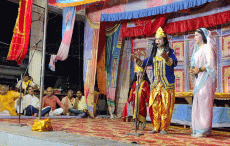 Chandauli News: सैयदराजा की रामलीला में भरत जी को मनाया गया, सती अनसुईया का मंचन 