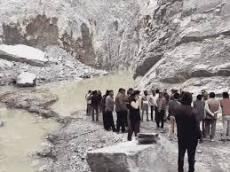 यूपी के सोनभद्र में खनन के दौरान बड़ा हादसा, हेवी ब्लास्टिंग से दरका पहाड़