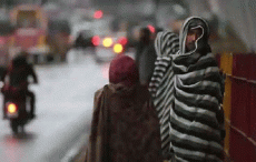 नई दिल्ली में ठंड ने अब ठोस रूप लेना शुरू कर दिया