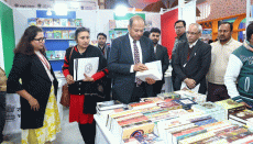 संस्कृति मंत्रालय के सचिव द्वारा साहित्य अकादेमी बुक स्टॉल का निरीक्षण