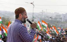 सिर पर तिरंगा पगड़ी पहने नजर आए ओवैसी