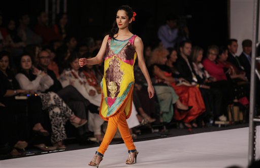 पाकिस्तान का फैशन देखो!